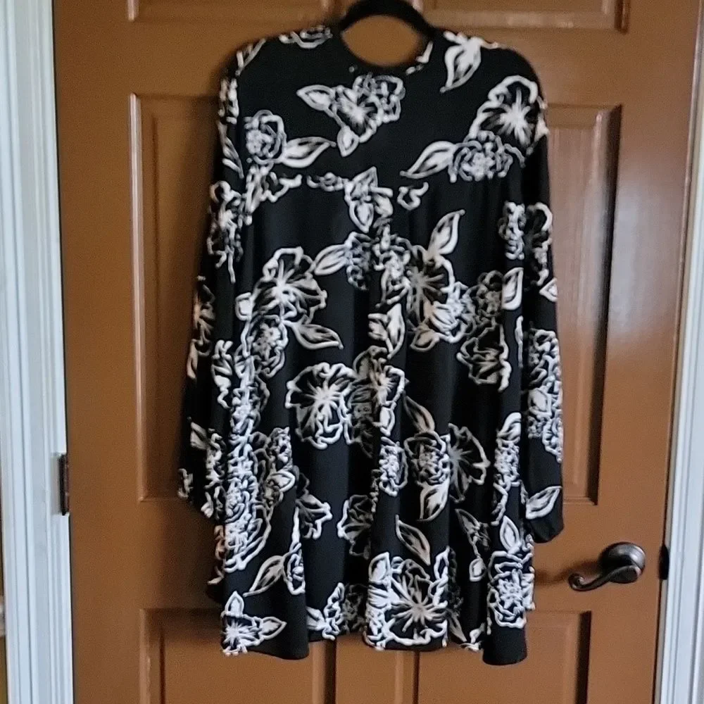 Free People-blk/iv/tan long sleeved print top with band around neck. S/M. NWT.